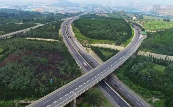 泰东高速顺利通过交工验收!全长40.628公里,双向四车道!详情→